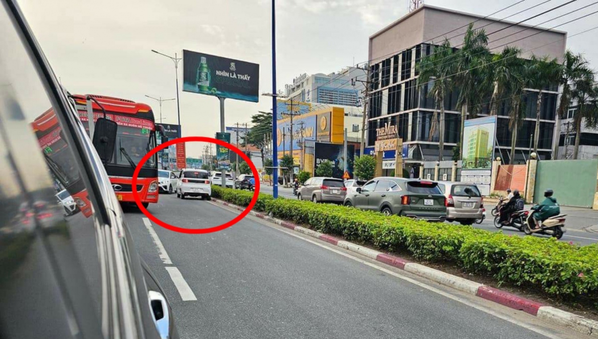 Cảnh người phụ nữ đi ngược đường (ảnh: ĐC)