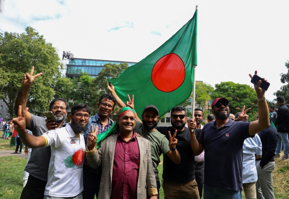 Người biểu tình Bangladesh ăn mừng trên đường phố thủ đô Dhaka chiều 5/8 (Ảnh: Reuters)
