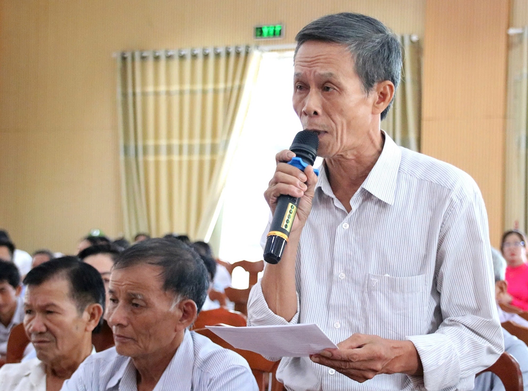 Người dân nêu kiến nghị tại buổi đối thoại