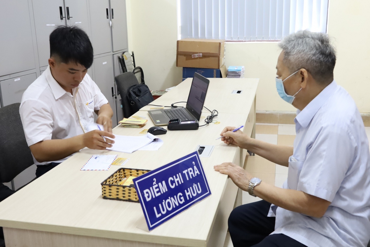 Người dân nhận lương hưu bằng tiền mặt (Ảnh: BHXH VN)