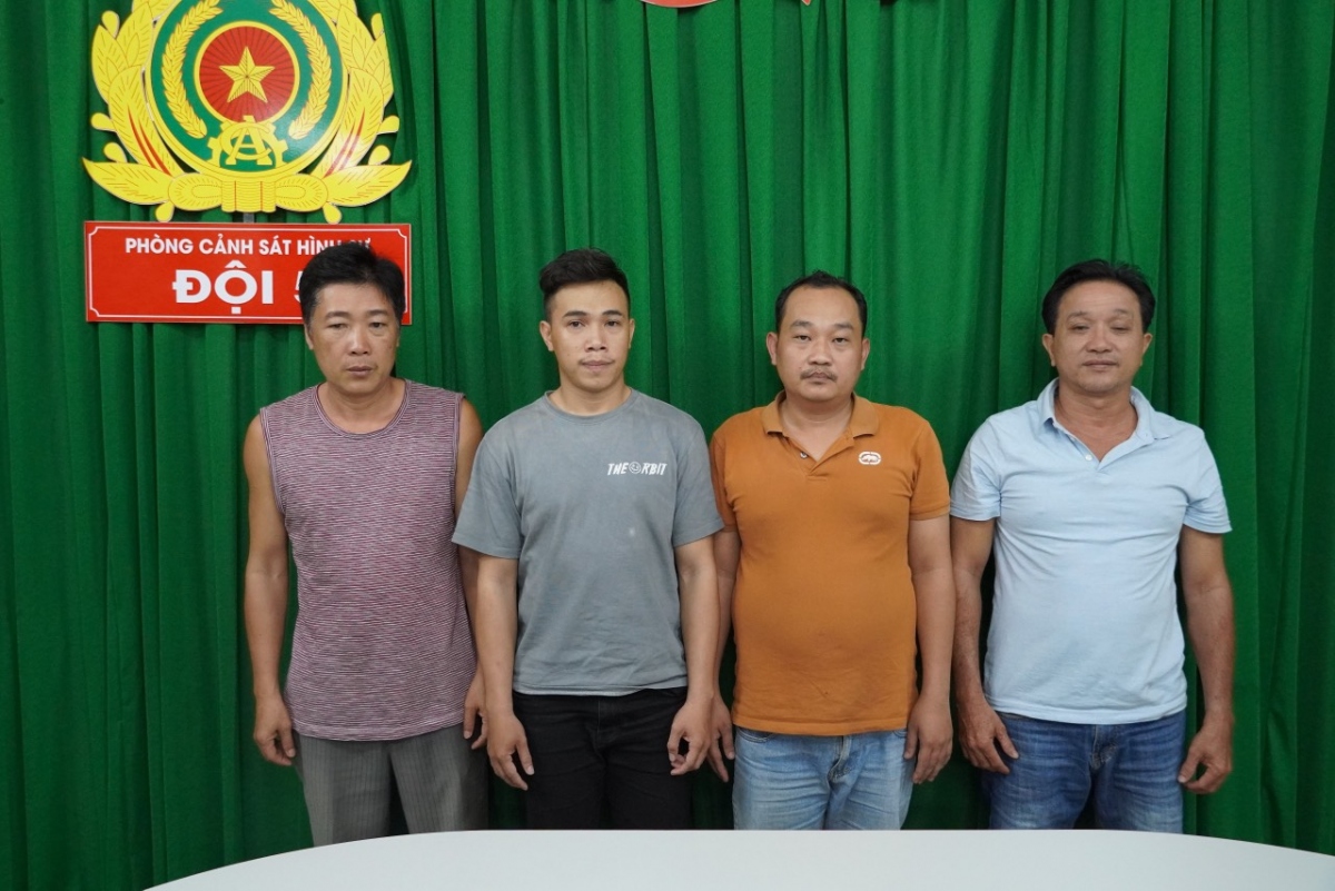 Nguyễn Anh Tú (áo xám) và 3 đối tượng khác bị bắt để điều tra về hành vi tổ chức đánh bạc và đánh bạc. (Ảnh: CACC)