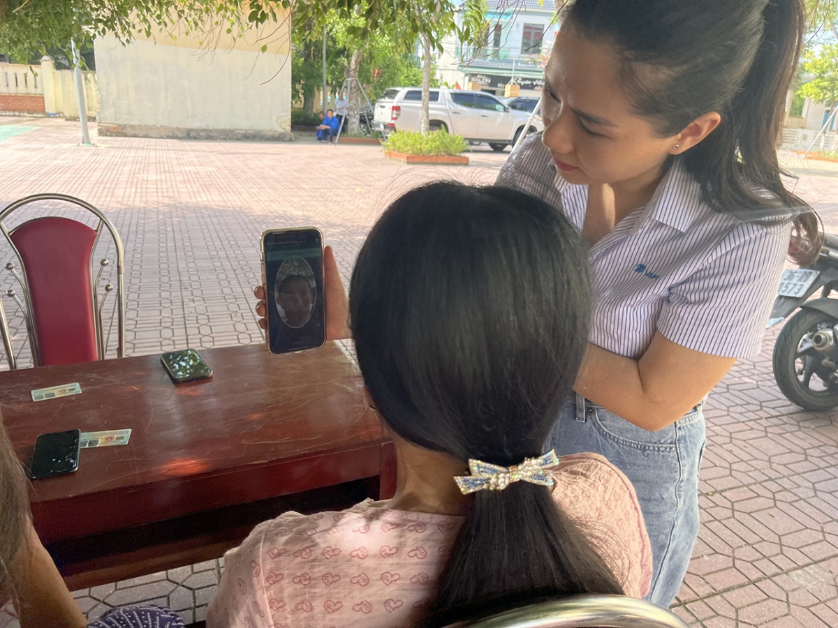 Nhân viên VNPT hướng dẫn người dân thực hiện xác thực sinh trắc học trong quá trình
cài đặt ứng dụng chữ ký số VNPT SmartCA