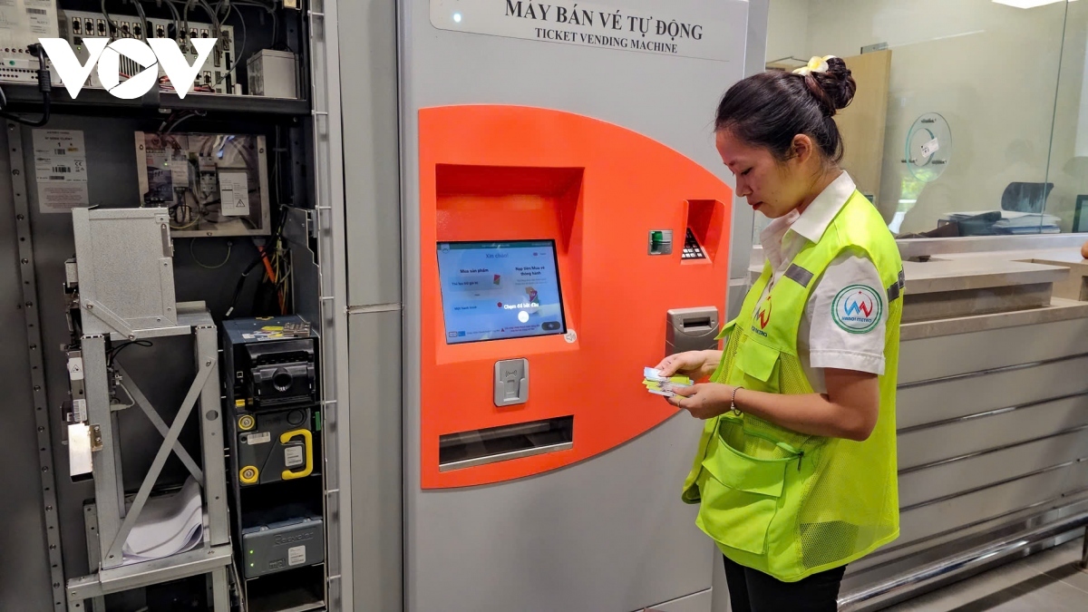 Tại các nhà ga, hành khách có thể mua vé trực tiếp qua nhân viên hoặc mua vé tự động.