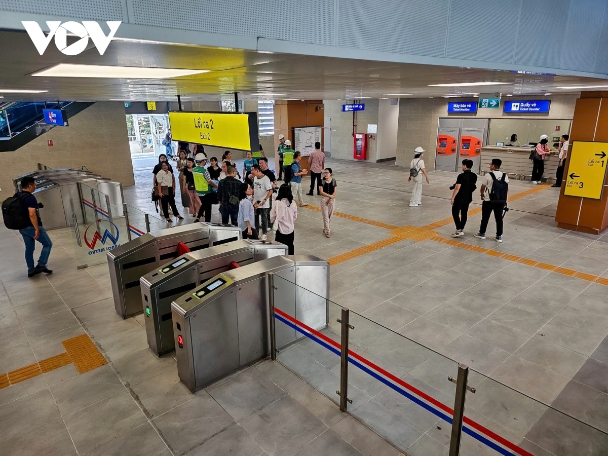 Cũng giống như tuyến đường sắt Cát Linh - Hà Đông, khi tới ga, hành khách thực hiện mua vé, để lên tàu hành khách sử dụng vé đi tàu bằng thẻ nhựa hoặc đồng xu. Mỗi vé tàu chỉ được quẹt 1 lần khi cửa ra vào mở.