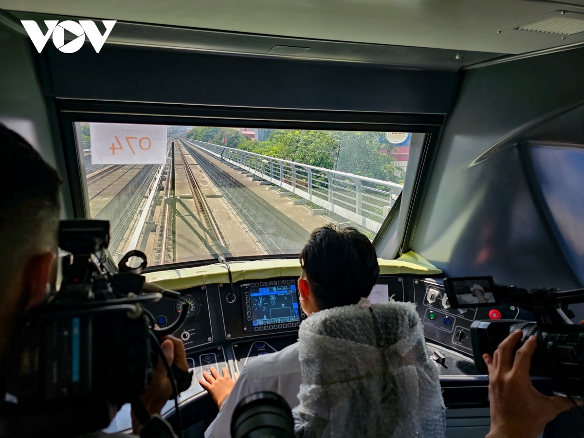 Trains running on the Nhon-Hanoi Station metro line are able to reach speeds of 60km per hour.