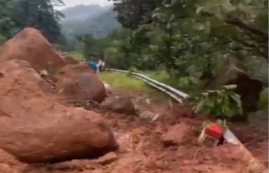 Những tảng đá lớn nặng hàng tấn nằm chắn ngang đường. Ảnh từ clip