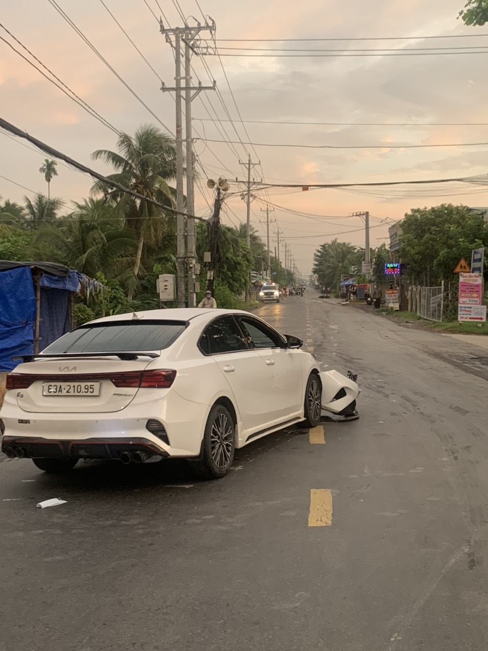 Ô tôi gây tai nạn, tài xế có nồng độ cồn và không giấy phép lái xe