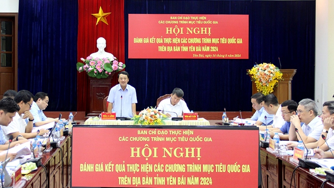 Ông Hầu A Lềnh đánh giá cao việc triển khai các chương trình mục tiêu quốc gia trên địa bàn tỉnh Yên Bái (ảnh T.L)