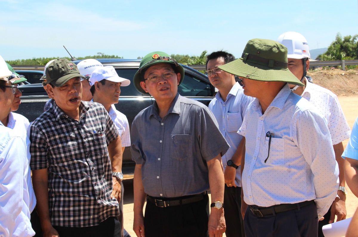 Ông Hồ Quốc Dũng, Bí thư Tỉnh ủy Bình Định (người đội mũ cối) kiểm tra dự án đường nối quốc lộ 1D và quốc lộ 19 mới. 