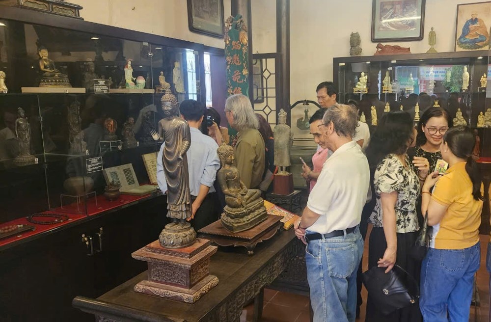 Du khách tham quan không gian trưng bày "Dấu ấn Phật giáo trên cổ ngoạn"