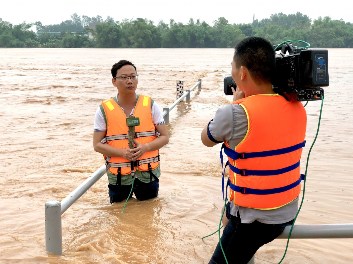 Phóng viên Trung Kiên tác nghiệp trong đợt mưa lũ lịch sử tại Quảng Trị năm 2020