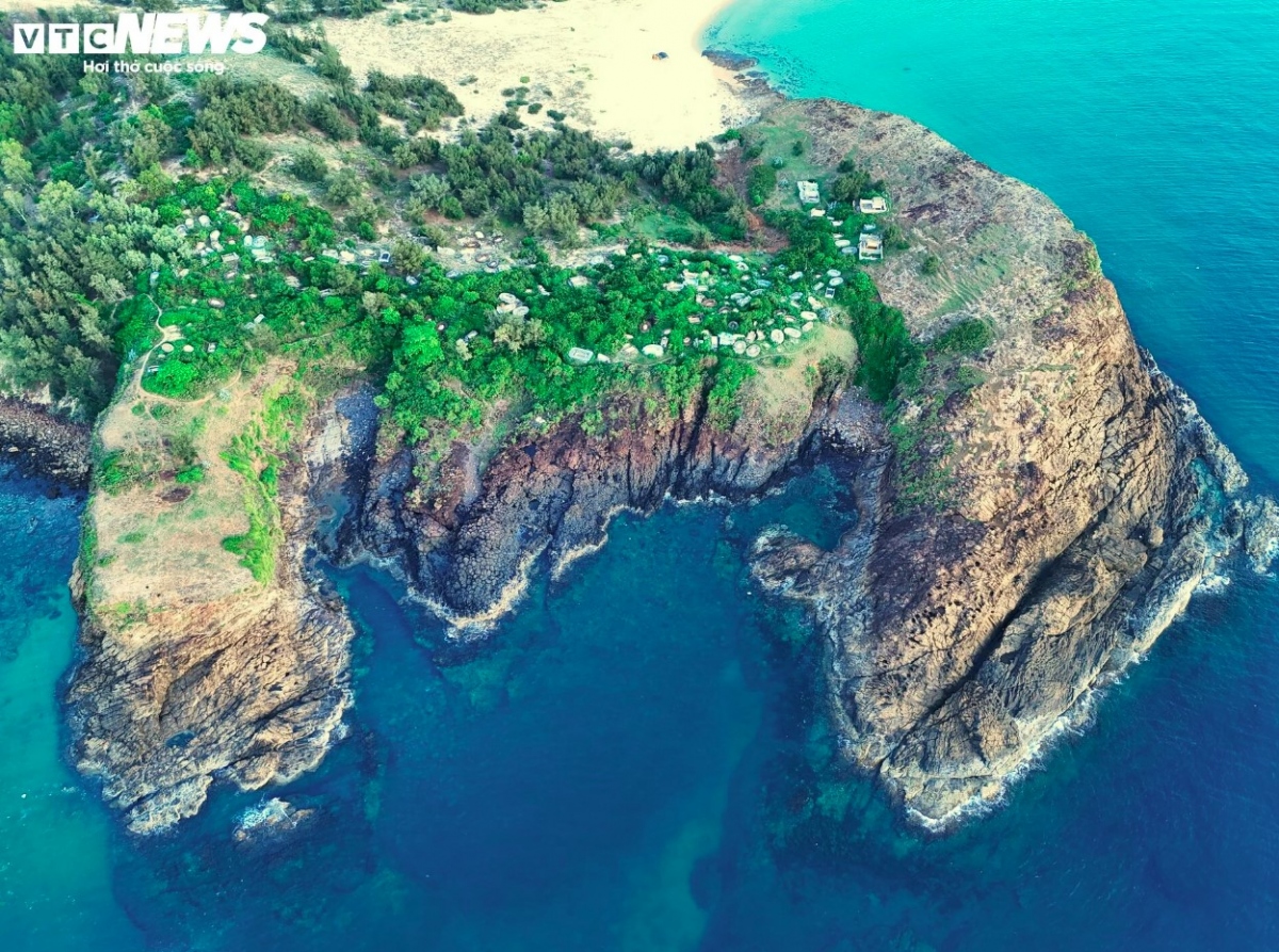 Swiftlet Islet is an ideal destination in which to explore coral reefs, which are often unveiled at low tide.