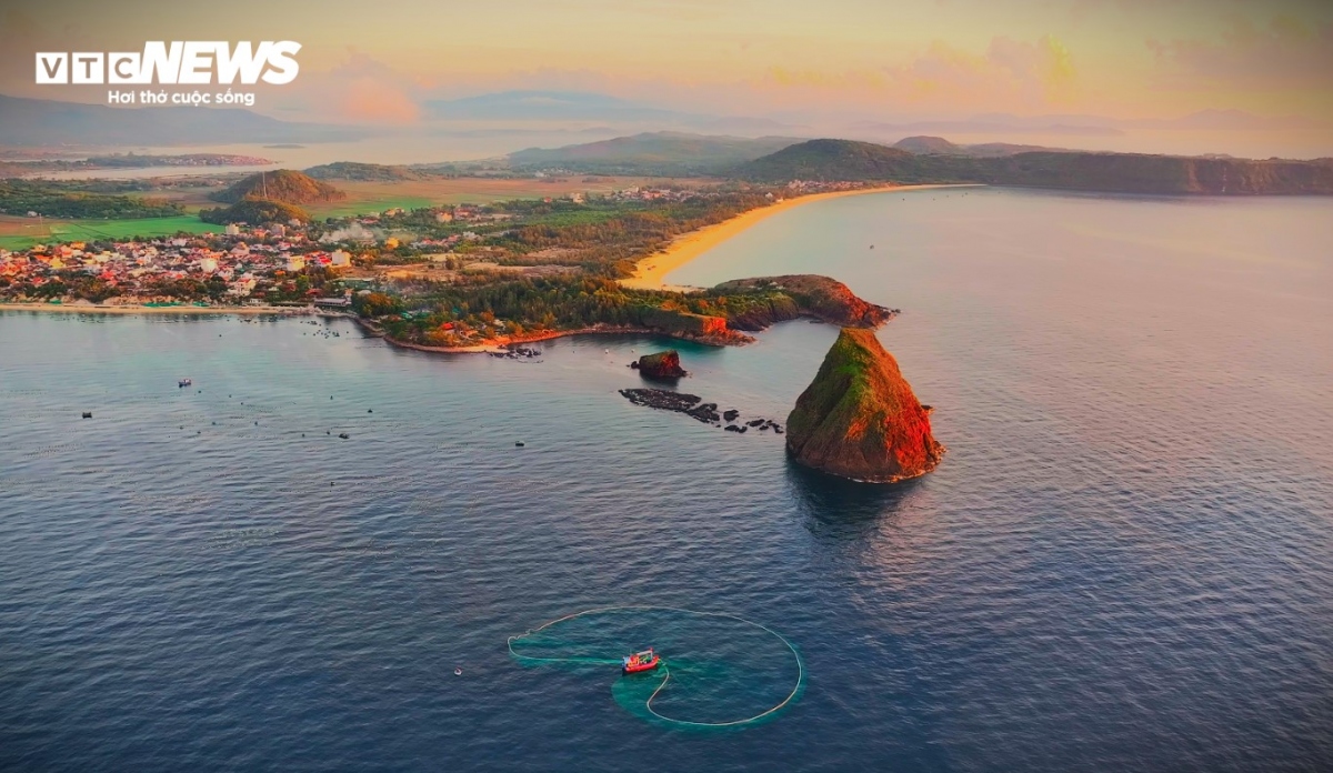 The landscape cluster of Hon Yen, with coral reefs being the highlight, was recognised as a national relic site in April, 2018, due to its geological, cultural, historical, and floral diversity.