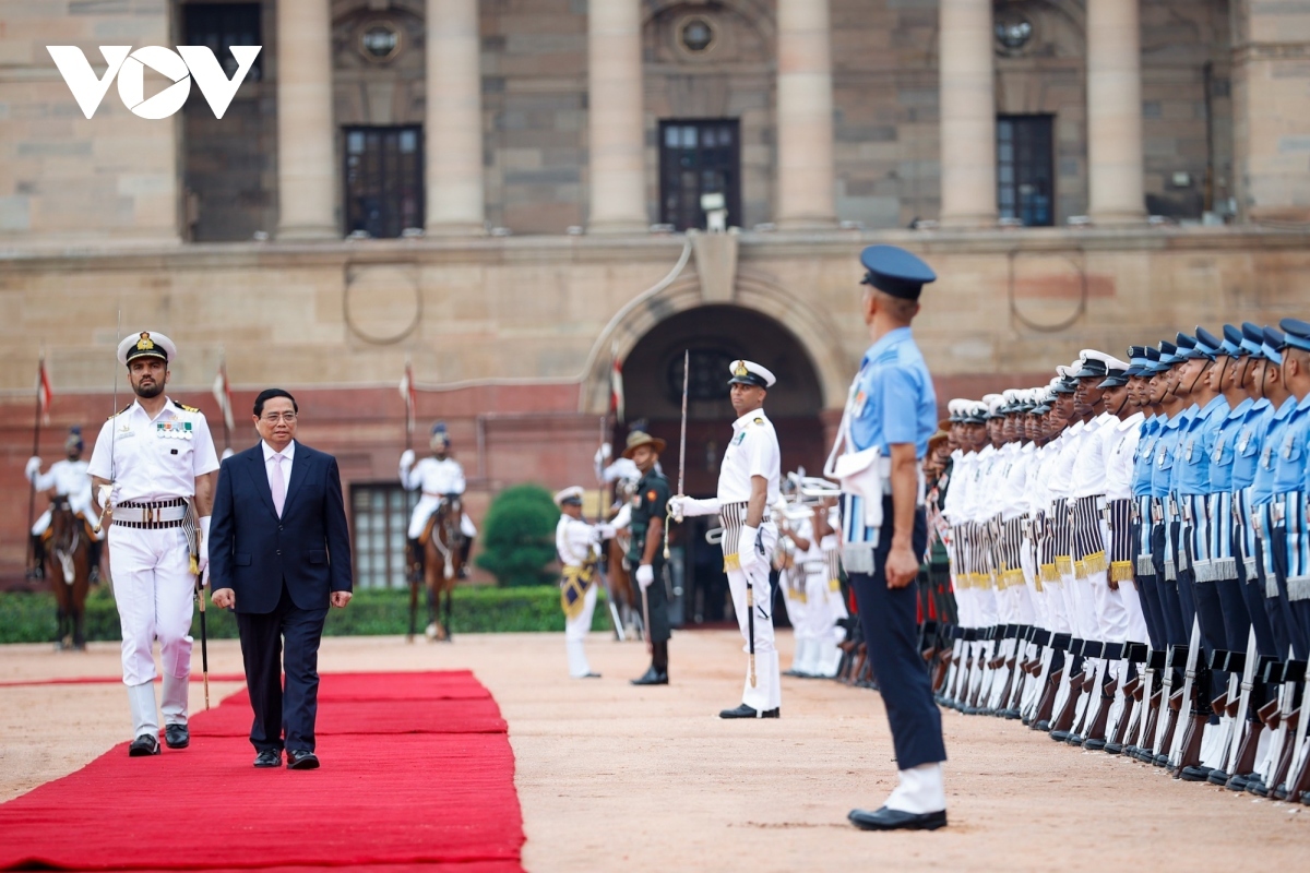 Prime Minister Pham Minh Chinh reviews the guard of honour 