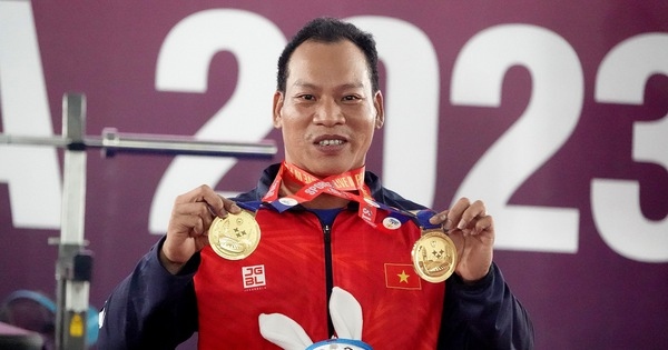 Powerlifter Le Van Cong is the first Vietnamese athlete to ever win a gold medal in the history of the Paralympic Games. (Photo: tuoitre.vn)