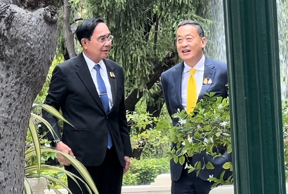 Ông Srettha (phải) lên thay cựu Thủ tướng Prayuth hồi tháng 8/2023 (Ảnh: Thai PBS)
