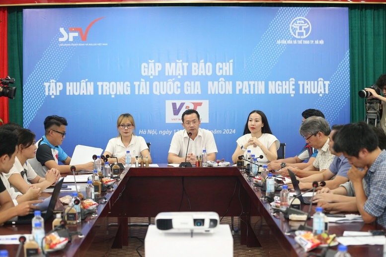 Delegates at a press conference held in Hanoi on August 13 (Photo: VGP)