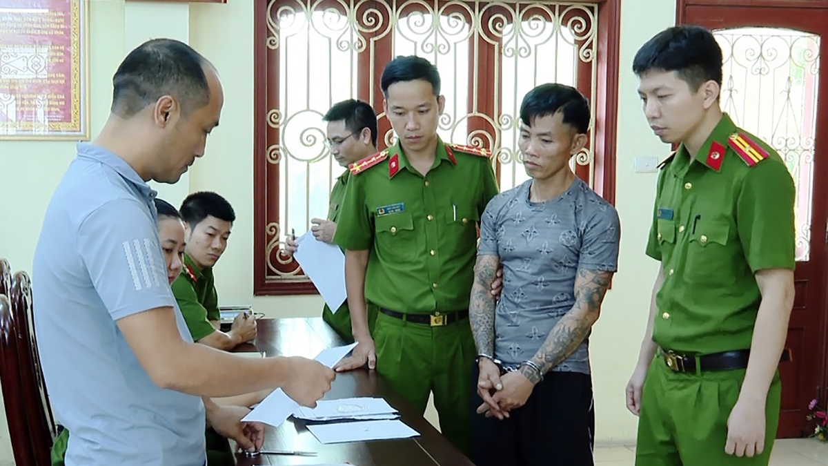 Đối tượng Nguyễn Đình Giang cùng tang vật tại Cơ quan Công an