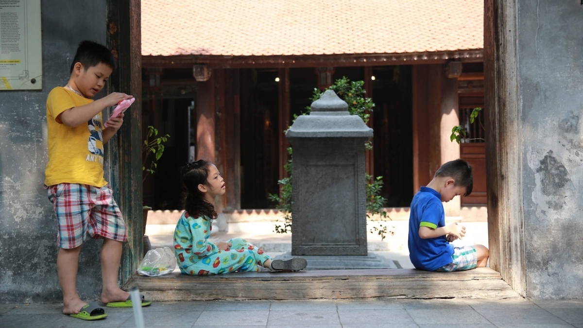 Cho những đứa trẻ phố được phép ra khỏi nhà mà không phải sợ nắng nóng, để chơi cùng chúng bạn, trước khi những ngày nghỉ hè kết thúc, để bước vào một năm học mới...