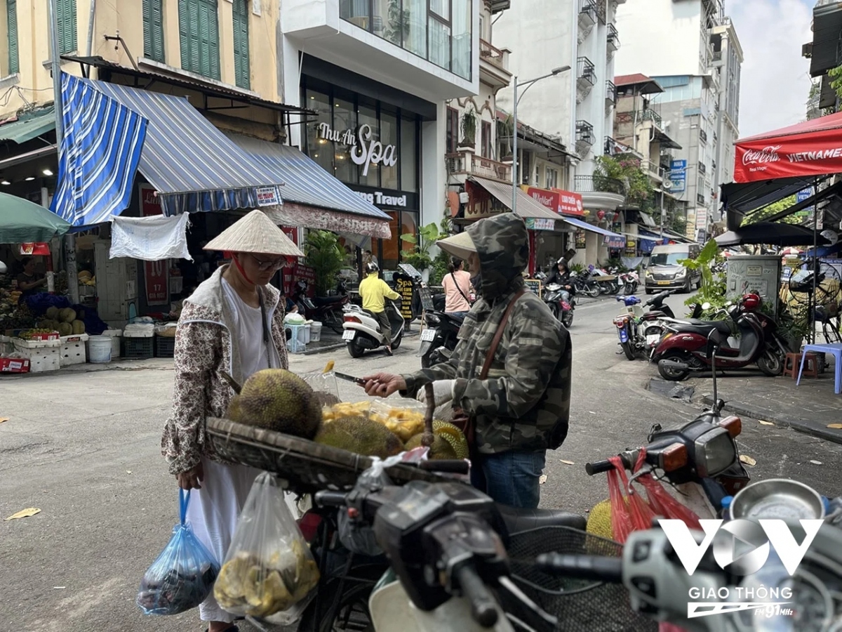 Hay một loại hoa quả nào đó, rất nhiều, trong mùa này
