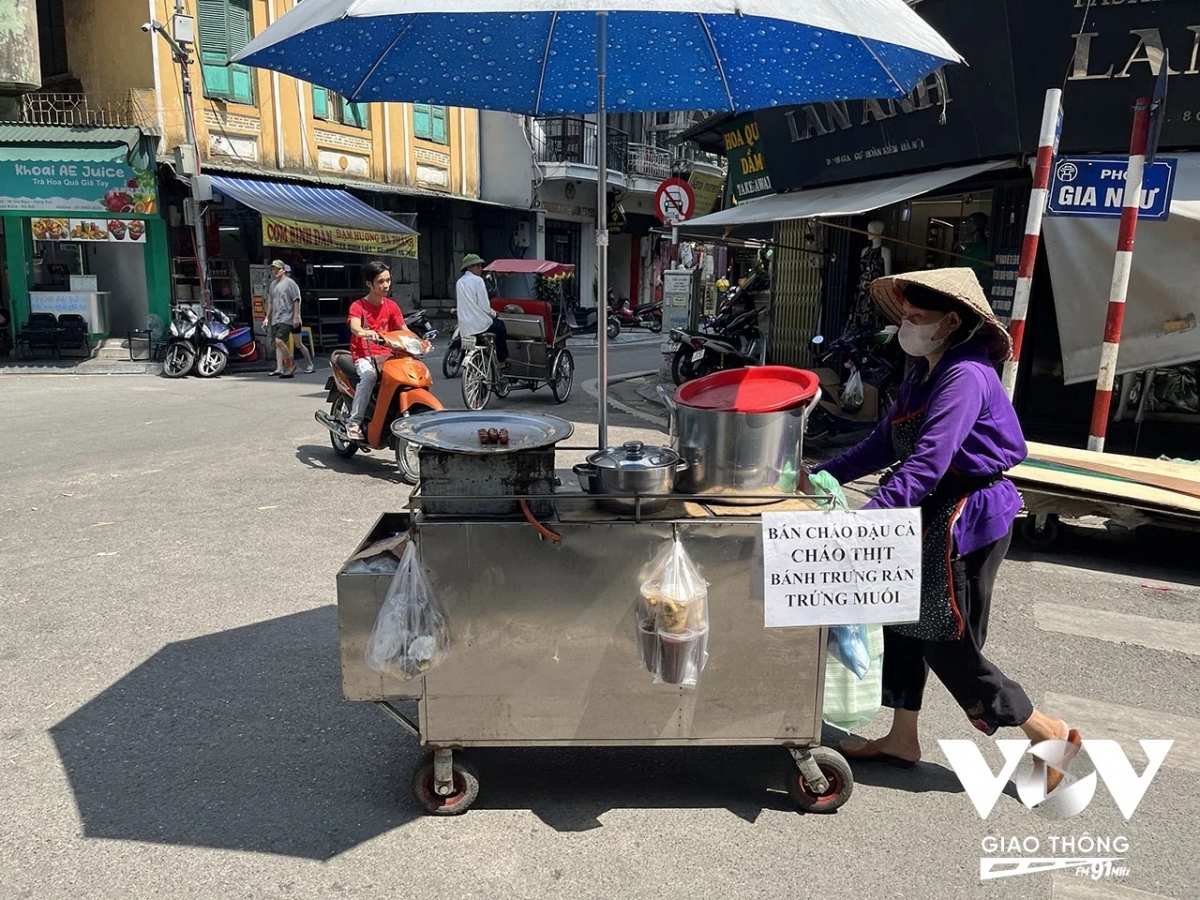 Nếu cái nắng nóng khiến người ta không muốn ăn cơm nhà, có thể chạy ra đầu ngõ, gọi cô bán cháo, "làm" một bát cháo trứng muối, hay một bát cháo đậu xanh với quả cà muối... Vừa nhẹ bụng, lại chẳng phải nhễ nhại mồ hôi mồ kê bếp núc, cơm nước