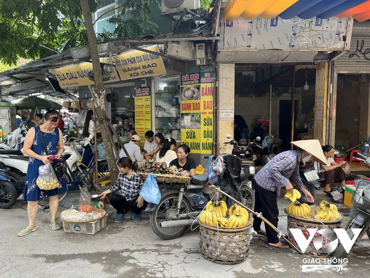 Có lẽ, khoảng thời gian giao mùa này, mọi thứ đều trở nên rực rỡ hơn, với những sắc màu hội tụ từ thiên nhiên, con người, đến những loại hoa, quả, món ăn tràn ngập trên phố...
