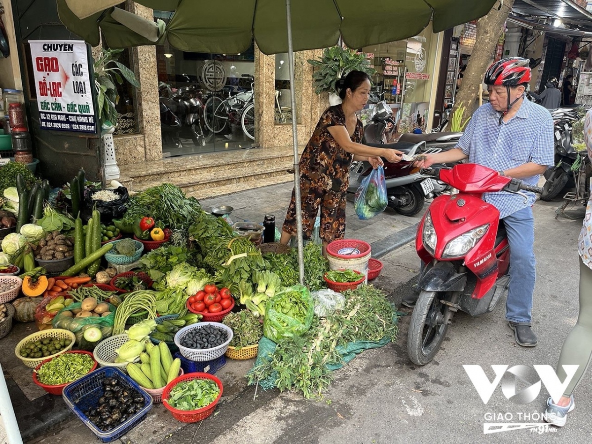 Thời tiết thế này, cứ ra chợ, mua một mớ rau muống về luộc với vài quả sấu cuối vụ, hay bất kỳ một loại củ quả nào đó, luộc lên, chấm với nước mắm, ăn với cơm, là đã thỏa mãn tất cả mọi giác quan rồi