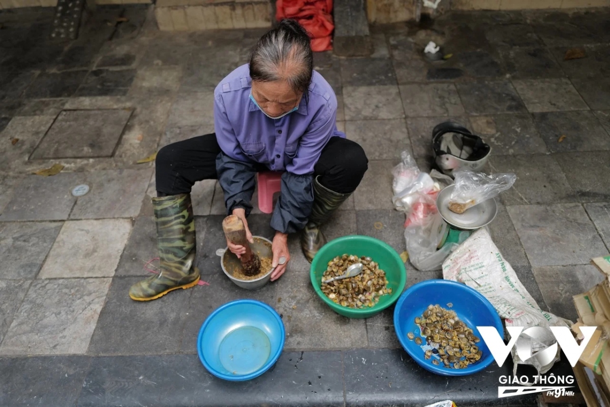 Chiều, chạy ra chợ, mua một lạng cua giã tay...