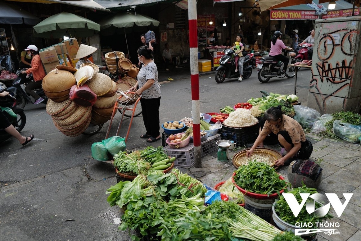 Thêm mớ rau mồng tơi, quả mướp hương, vậy là có bát canh cua, đưa được vài bát cơm, mát dịu...