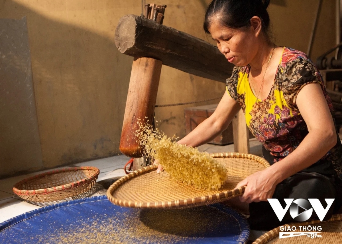 Tất nhiên, nói đến mùa Thu, mà lại là mùa Thu Hà Nội, không thể không nhắc đến một món ăn vặt đặc trưng - Cốm - mà phải là cốm làng Vong trứ danh mới đúng...
