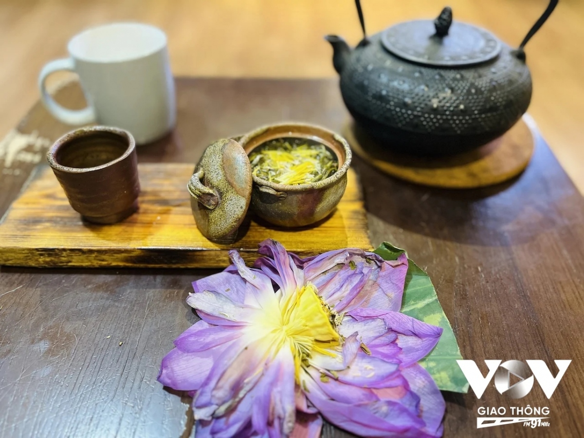 Ăn tối xong, nhâm nhi ấm trà sen mua từ giữa hè, khi sen vào vụ... Thế là quên đi hết những lo lắng, muộn phiền và cái nóng cuối hè day dứt...