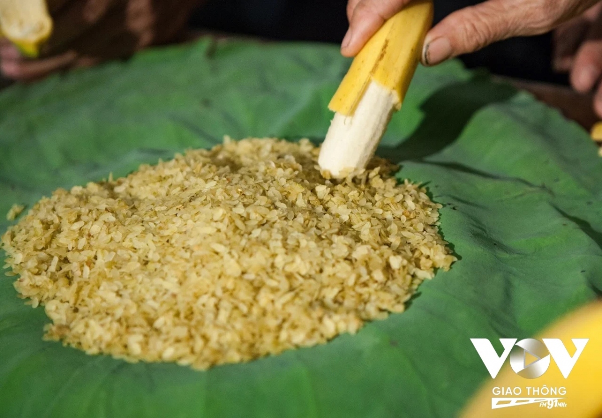 Những hạt cốm từ loại gạo nếp ngon nhất, thơm nhất, qua bàn tay những nghệ nhân làng cốm, gói trong cánh lá sen, là một thức quà mà ai cũng muốn thưởng thức khi Thu về...
