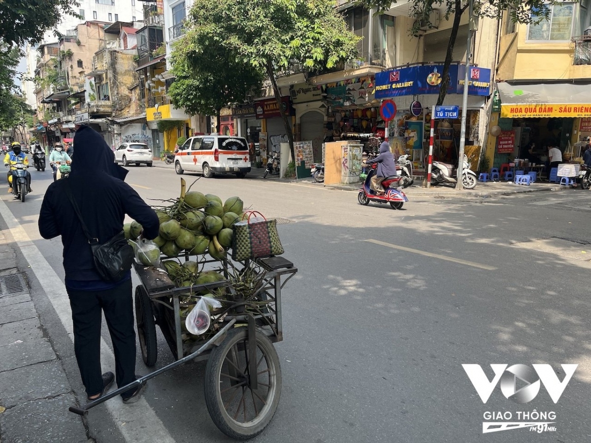 Dù là đã đến tiết lập thu, nhưng thời tiết vẫn còn nắng nóng sót lại của mùa hè. Đi trên phố, thỉnh thoảng có thể dừng chân mua một loại thức uống vỉa hè, hay trong cửa hàng, vừa nhâm nhi vừa ngắm phố sang mùa... Có lẽ, không đâu đẹp bằng Hà Nội