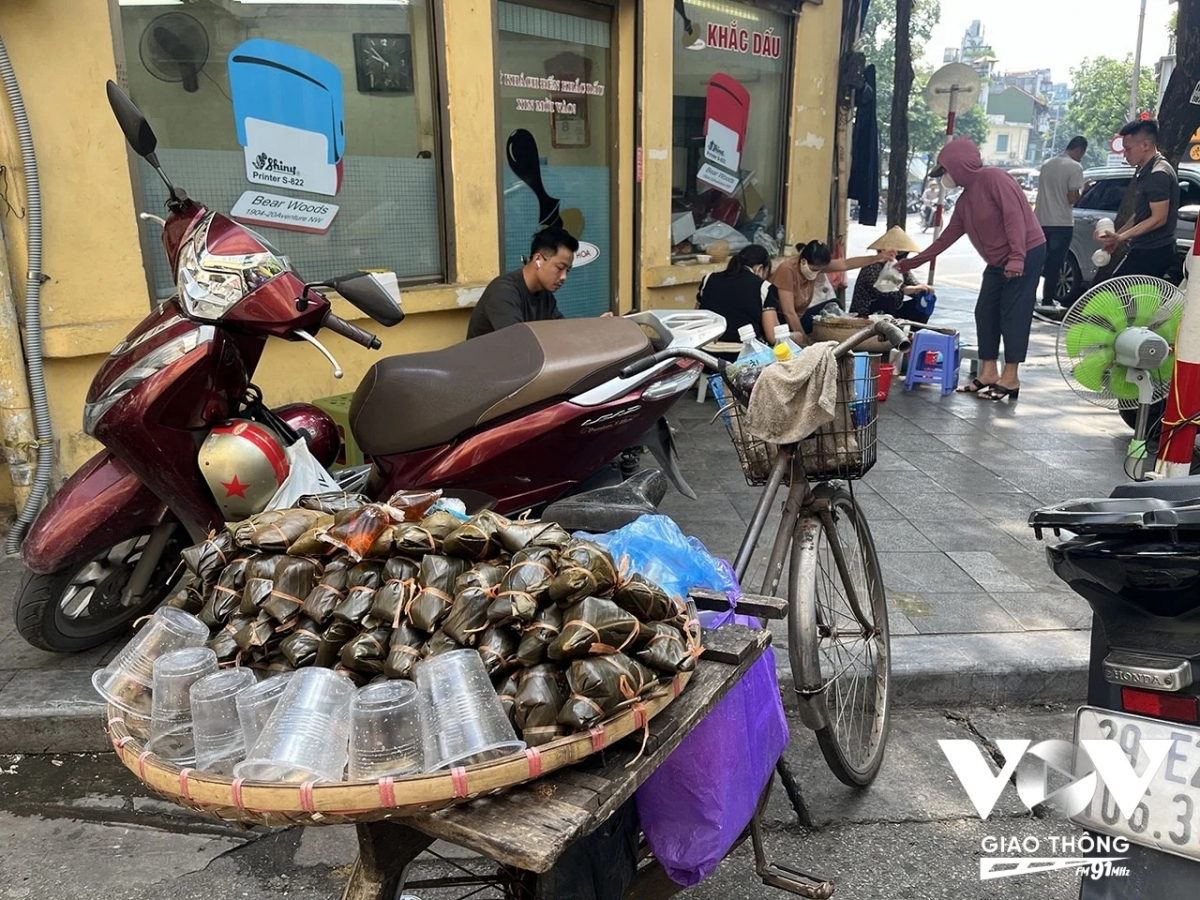Ẩm thực người Việt nói chung và người Hà Nội nói riêng rất đa dạng, đặc sắc, mùa nào thức nấy, những món ăn sẽ được tính toán để làm ra sao cho hợp với thời tiết, để người thưởng thức không bị cảm giác nóng bức, hay ngán khi ăn. Bánh mật, có lẽ là một món ăn như thế...