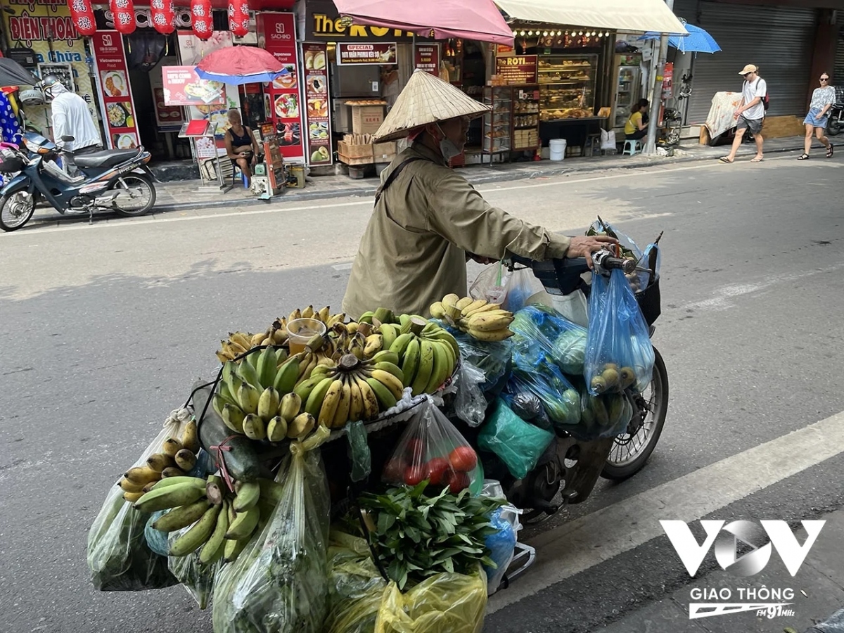 Phổ biến nhất có lẽ là những quả chuối tiêu trứng sáo theo chân các chị hàng rong di khắp các ngõ phố