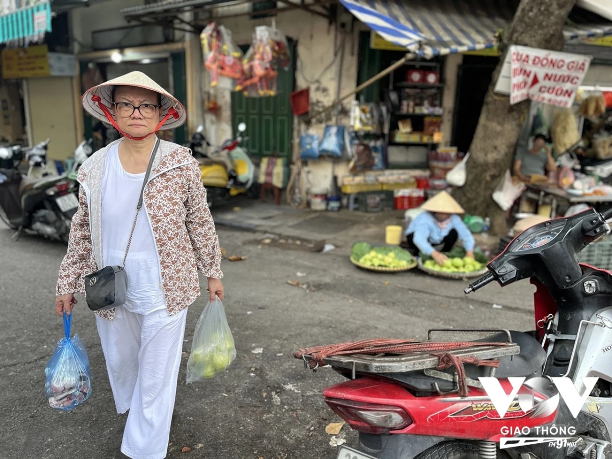 Theo chân các bà, các mẹ đi chợ về, kiểu gì cũng có một túi ổi găng thơm lừng, hấp dẫn...