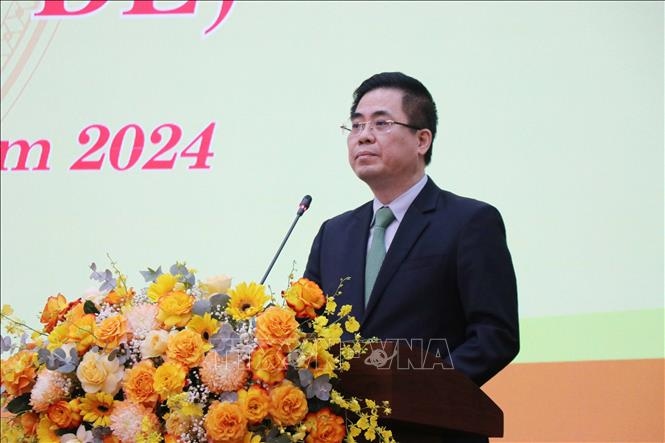 Ông Nguyễn Hoàng Giang phát biểu nhận nhiệm vụ sau khi được bầu làm Chủ tịch UBND tỉnh Quảng Ngãi. Ảnh: Phạm Cường/TTXVN