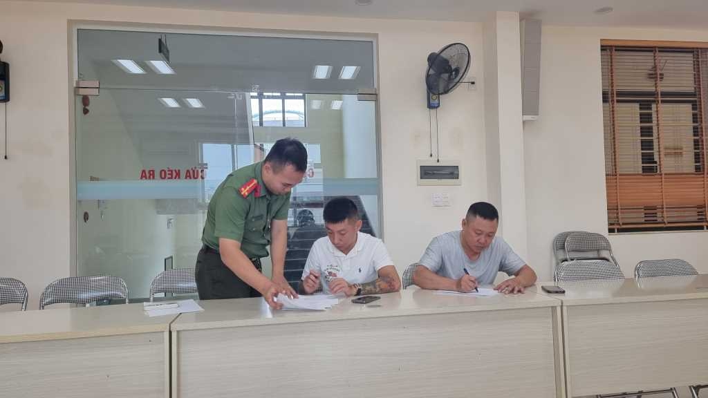 Chiều 15/8, Công an TP Hạ Long đã làm việc với người sử dụng tài khoản Facebook để đăng tải bài viết đưa thông tin sai lệch về việc sơn lá cờ Tổ quốc tại phường Yết Kiêu, TP Hạ Long, tỉnh Quảng Ninh.