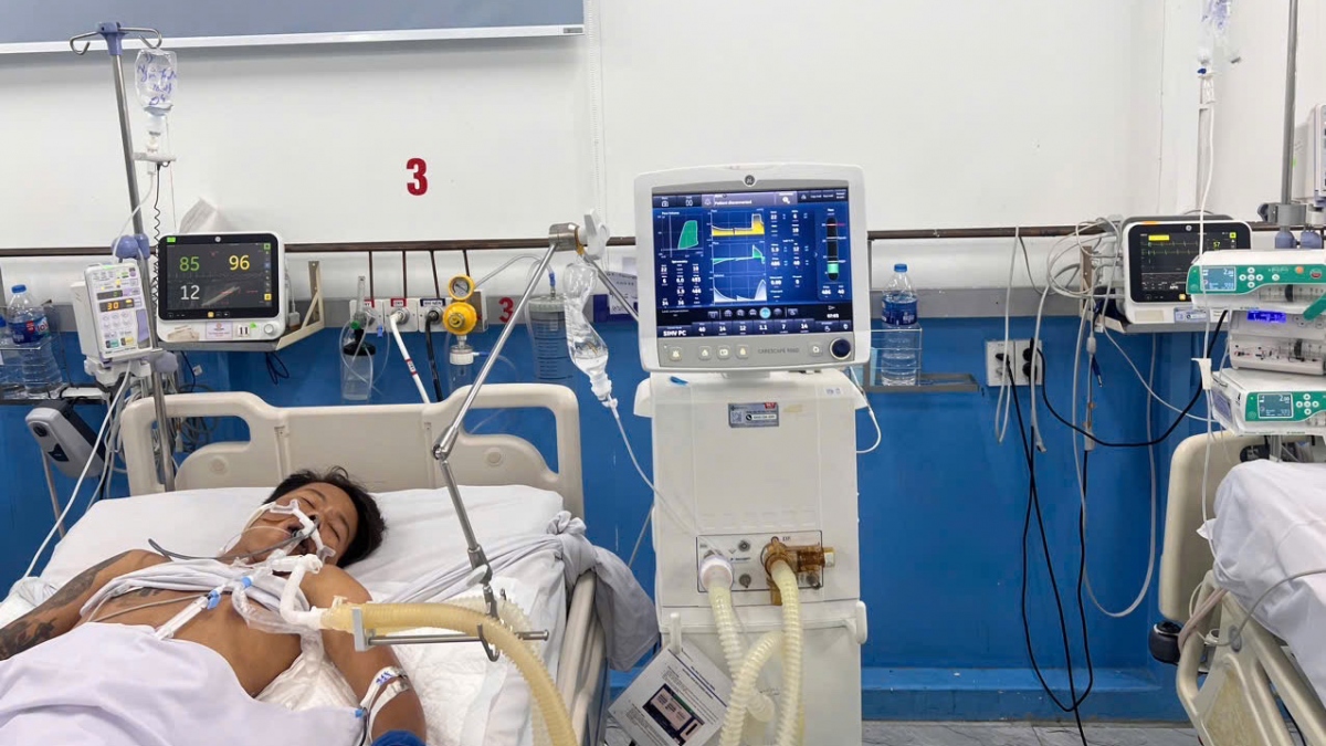 Có bệnh nhân hôn mê phải thở máy (Ảnh BVCC)