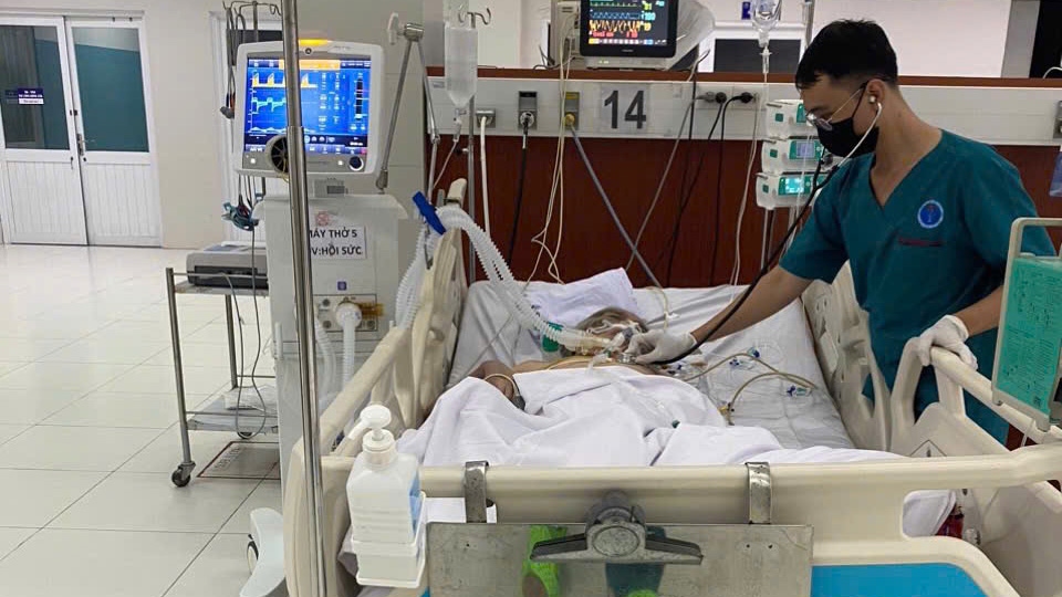 Bác sĩ cấp cứu ban đầu cho người bệnh (Ảnh BVCC)