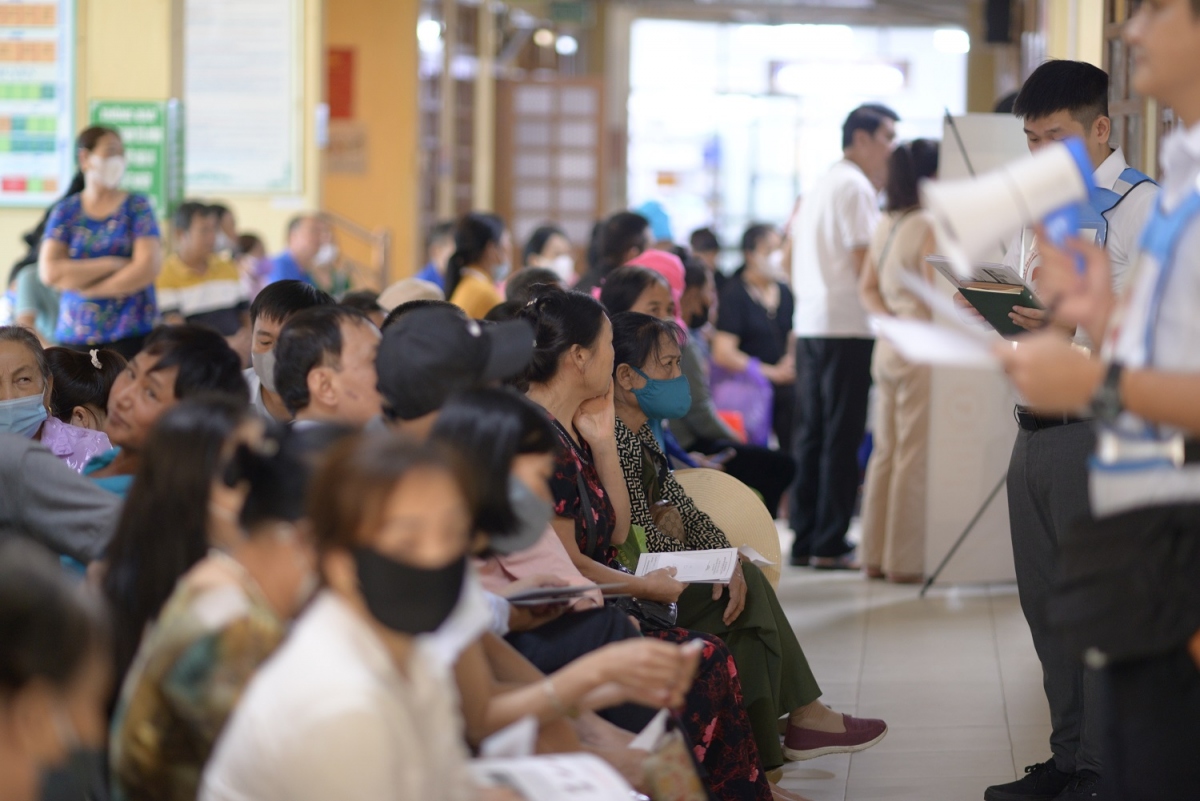 Rất đông người dân thị xã Nghĩa Lộ đến Bệnh viện đa khoa thị xã Nghĩa Lộ khám tầm soát bệnh gan, sáng 3/8