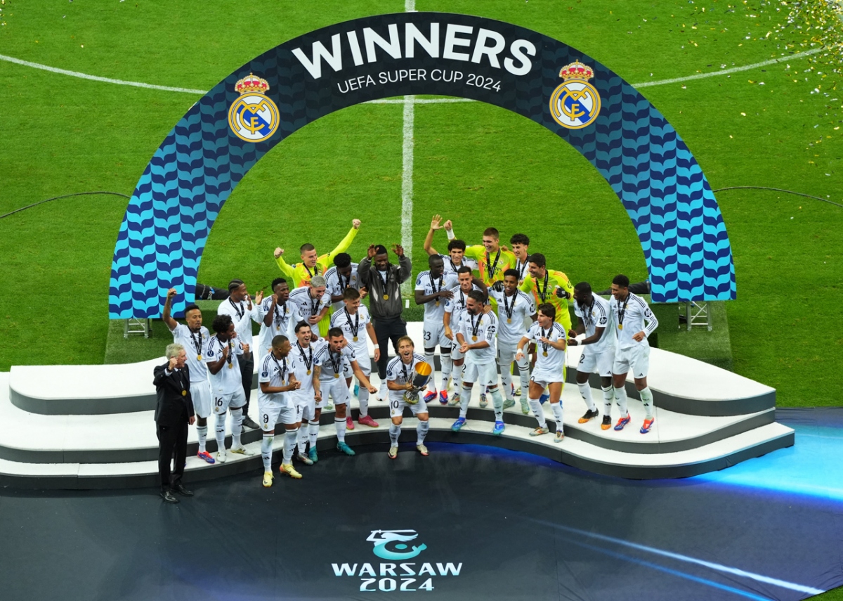 Đội trưởng Luka Modric là người có vinh dự nâng cúp vô địch của Real Madrid (Ảnh: Reuters)
