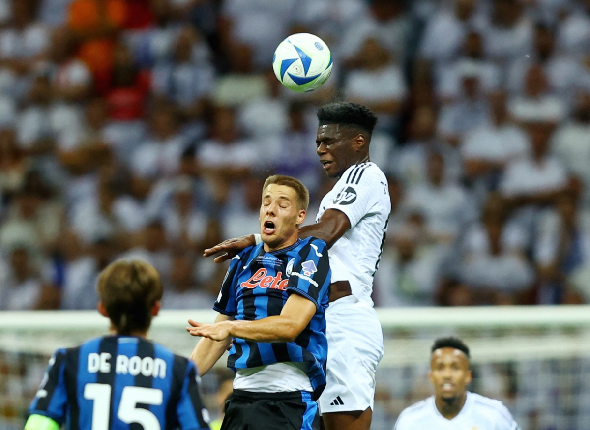 Real Madrid gặp nhiều khó khăn trước Atalanta trong hiệp một (Ảnh: Reuters)