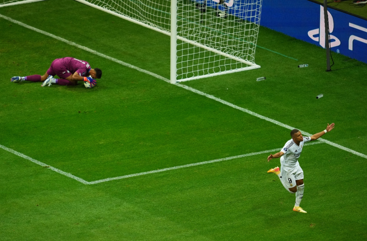 Mbappe ghi bàn ngay trong trận đầu ra mắt Real Madrid (Ảnh: Reuters)