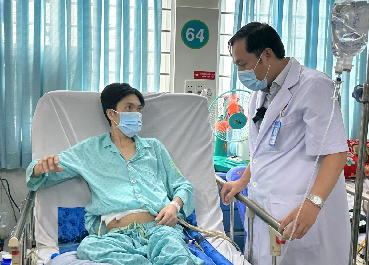 TS.BS Nguyễn Tạ Quyết thăm một trường hợp sau phẫu thuật tại khoa ngoại gan mật tụy (ảnh minh họa BVCC)