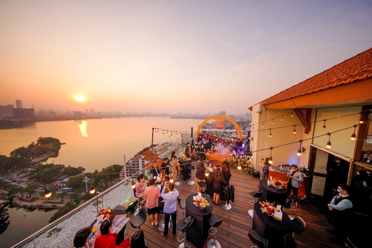 Du khách ngắm cảnh hồ Tây từ khách sạn Pan Pacific Hà Nội. Ảnh: Thanh Thúy