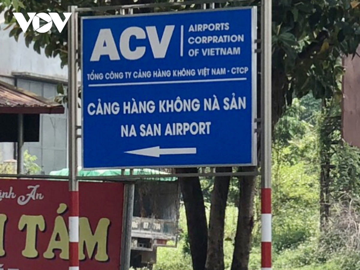 Biển chỉ dẫn vào sân bay Nà Sản từ Quốc lộ 6.