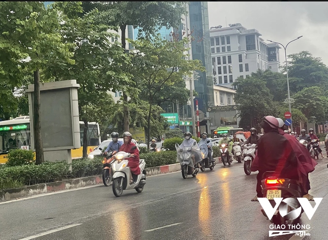 Dòng xe máy ngang nhiên đi ngược chiều trên đường Tôn Thất Thuyết