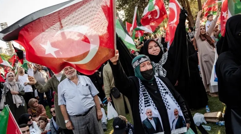 Biểu tình tại Istanbul, Thổ Nhĩ Kỳ lên án vụ ám sát thủ lĩnh chính trị Hamas Ismail Haniyeh. (Ảnh: AFP)