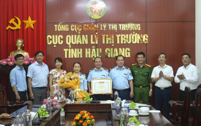 Cục Quản lý thị trường tỉnh Hậu Giang nhận khen thưởng từ đại diện lãnh đạo Nhà xuất bản Giáo dục Việt Nam